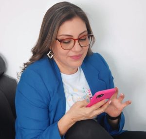 empoderada con el celular