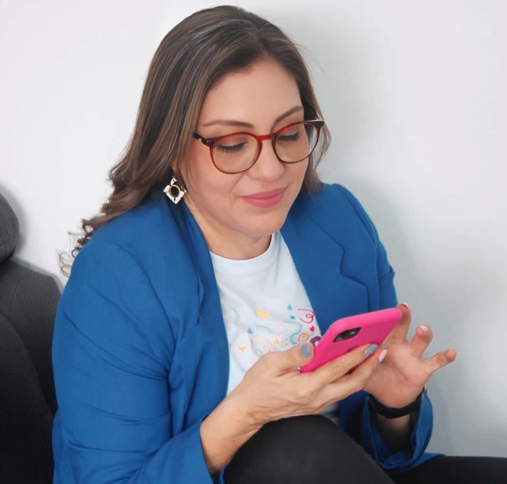 empoderada con el celular